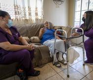 Visita al hogar de Pedro Caraballo, paciente cardíaco de 77 años que recibe los servicios del Hospicio La Guadalupe para mejorar su calidad de vida. En la foto (de izquierda a derecha), Rudy León, Caraballo y Lorraine Santiago.