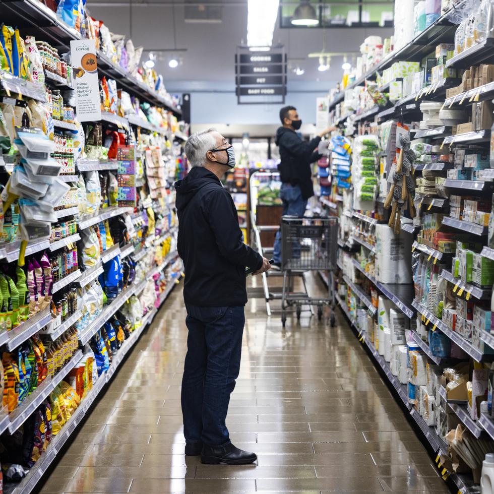 Venta de alimentos y artículos de limpieza en una tienda de comestibles Whole Foods en Washington, DC. En una imagen de archivo. EFE/EPA/Jim Lo Scalzo
