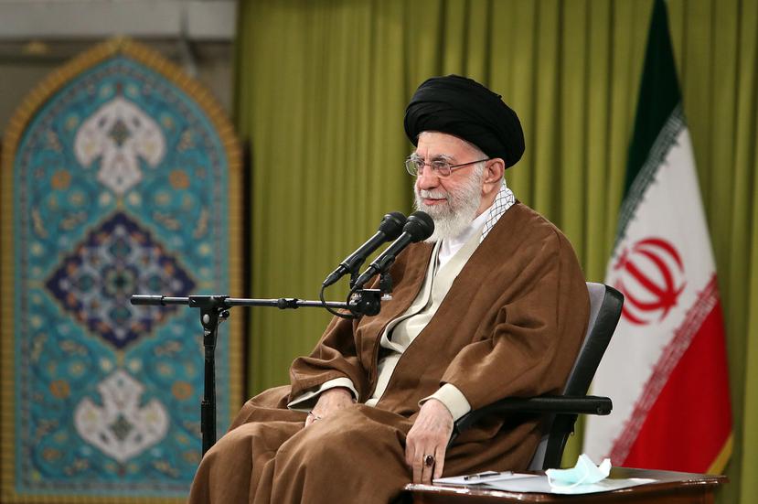 Imagen de archivo del líder supremo iraní, el ayatolá Alí Jamenei durante una reunión con un grupo de la fuerza paramilitar Basij en Teherán.