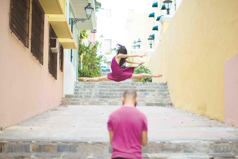 El fotógrafo Omar Z. Robles en su más reciente visita a la Isla, captó en acción a la bailarina puertorriqueña Laura Valentín en el Viejo San Juan.