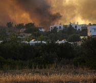 Un fuego forestal arde cerca de la aldea de Gennadi, en la isla de Rodas, al sureste de Grecia.