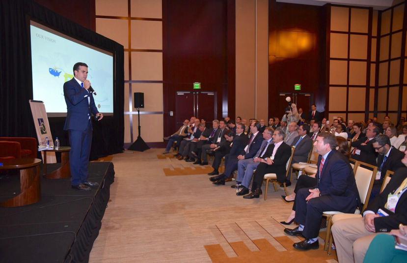 El gobernador Ricardo Rosselló Nevares habla sobre las oportunidades de inversión en Puerto Rico durante el evento organizado entre la Asociación de Constructores y Bisnow. (Suministrada)