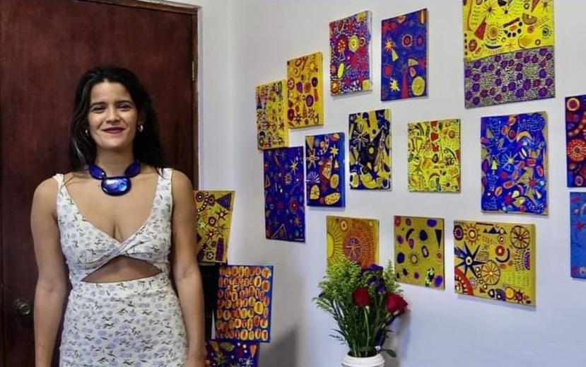 El arte de Alexandra Santos Ocasio se manifiesta por medio de dibujos, pinturas, un teatro de sombras, collages, grabados, cerámica y objetos-prototipos.