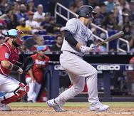 Anthony Rizzo, de los Yankees, pega un sencillo impulsador en la octava entrada en el partido dominical ante los Marlins de Miami.