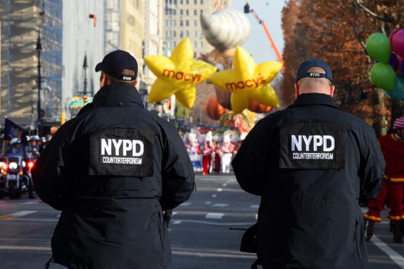 Ayer el jefe de la policía de la ciudad Bill Braton desplegó más de 2,500 efectivos a lo largo de la ruta del desfile, por el centro de Manhattan. (AFP)