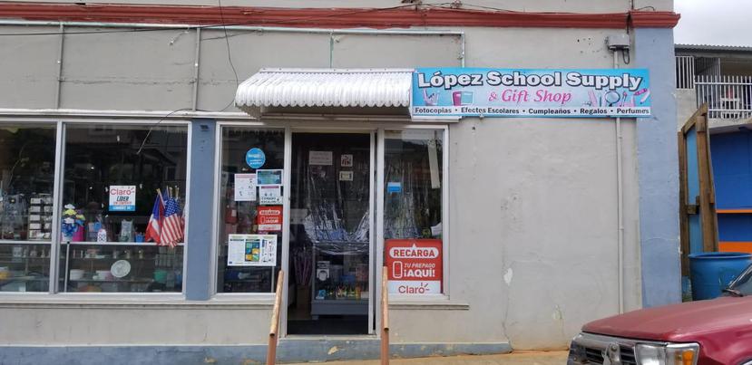 Además de proveerle a su única empleada guantes y mascarilla, la propietaria de López School Supply en Maricao, desinfecta a diario todas las superficies e incluso la acera frente a su local. (Suministrada)