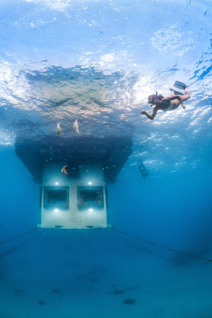 Vista subacuática  de la plataforma en la que se encuentra la llamativa habitación bajo el agua. (The Manta Resort)