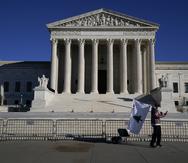 Una persona camina a las afueras del Tribunal Supremo de los Estados Unidos que está protegido con unas barricadas, un día después del motín en el Capitolio.