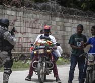 Un policía vigila una calle durante un operativo antipandillas el jueves 28 de abril de 2022, en Croix-des-Missions, al norte de Puerto Príncipe, Haití.
