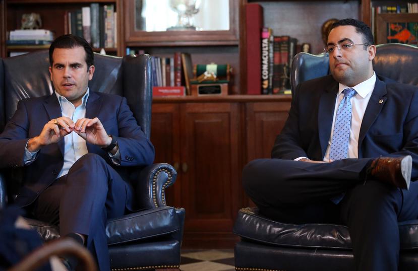 El gobernador Ricardo Rosselló y el director de la Compañía de Turismo José Izquierdo celebran el alza en el recaudo por el impuesto hotelero.