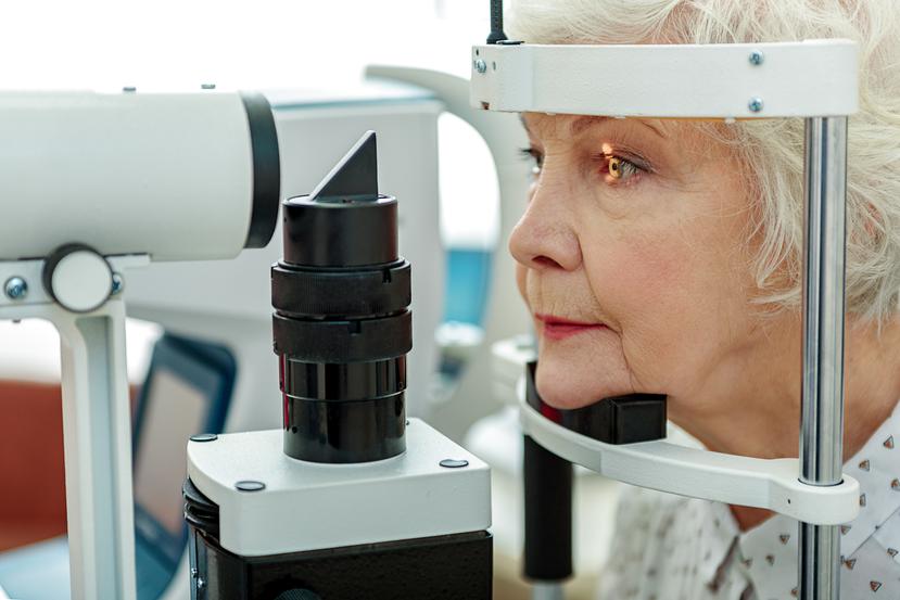 Un examen completo de los ojos con dilatación de las pupilas puede revelar factores de riesgo.
