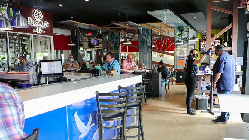 Los dueños de restaurantes esperan dentro de poco poder operar con al menos un 75% de la capacidad. Así lucía ayer, a horas de mediodía, el restaurante Cayo Caribe en Galería San Patricio.