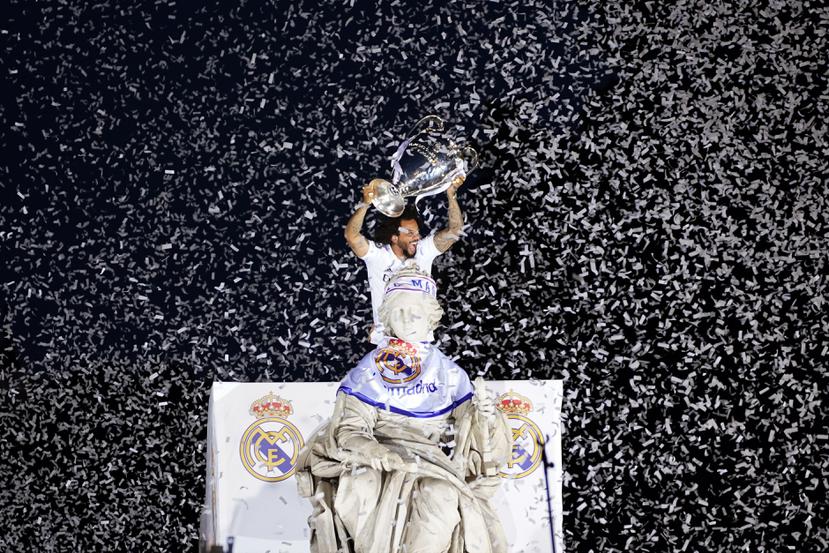 El capitán del Real Madrid Marcelo alza el trofeo de la Liga de Campeones en la Plaza de Cibeles en Madrid, el domingo 29 de mayo de 2022. (AP Foto/Andrea Comas)