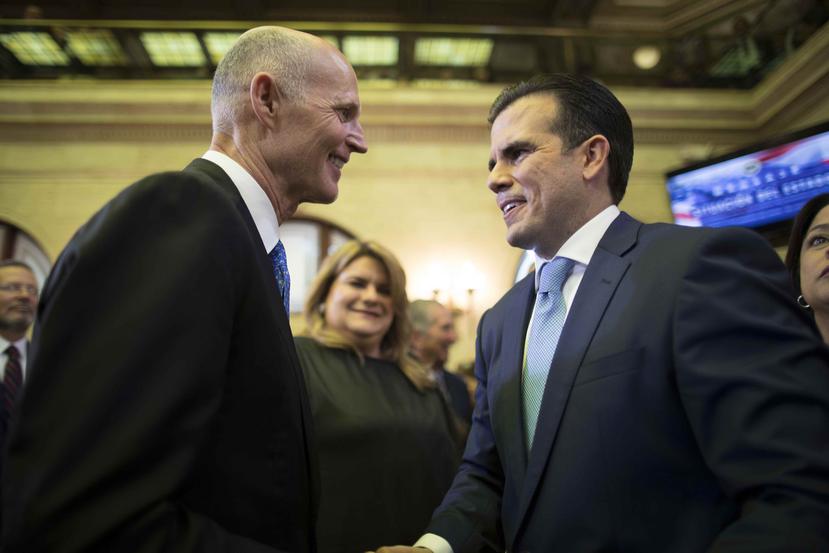 Rick Scott saluda al gobernador durante una visita a Puerto Rico. (GFR Media)