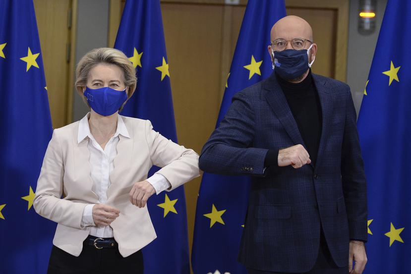 La presidenta de la Comisión Europea, Ursula von der Leyen, a la izquierda, y el presidente del Consejo Europeo, Charles Michel, se codean después de firmar el Acuerdo de Comercio y Cooperación entre la Unión Europea y el Reino Unido.