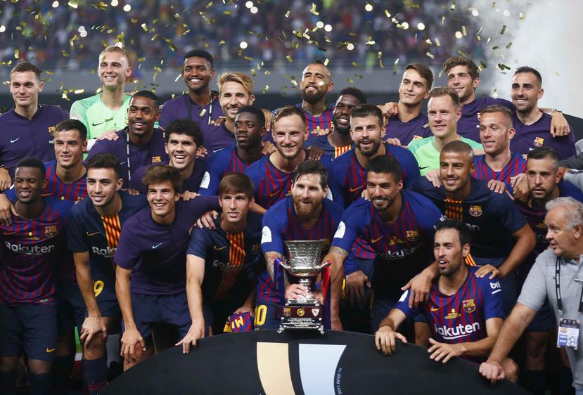 Los jugadores del Barcelona posan con el trodeo de campeones de la Supercopa de España tras derrotar al Sevilla por 2-1, el 12 de agosto de 2018 en Tánger, Marruecos. (AP)