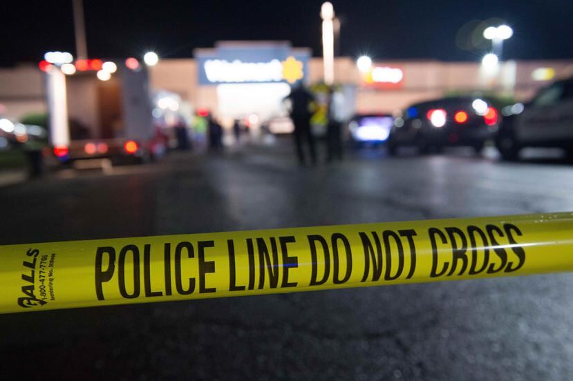 Miembros de la policía, SWAT y unidades de rescate responden luego de que se reportara un tirador activo en un Walmart. (EFE)