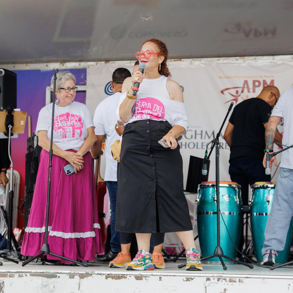 Nasheli Ortiz González, en el centro, directora del Taller Puertorriqueño, durante su participación en La Feria del Barrio en Filadelfia el pasado 10 de septiembre de 2023.