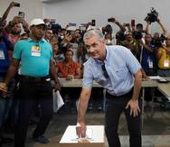 Gonzalo Castillo, precandidato presidencial del oficialista Partido de la Liberación Dominicana (PLD), vota en las elecciones primarias de su partido. (EFE/Orlando Barría)