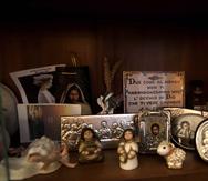 En esta foto se ven imágenes religiosas en miniatura en la casa en Milán de Yolanda Martínez García. Su hijo fue abusado sexualmente por uno de los sacerdotes de los Legionarios de Cristo. (AP / Luca Bruno)