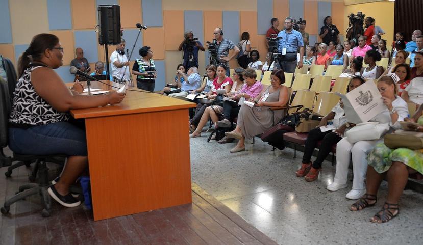 Profesionales de la salud participan de una de las reuniones de discusión del proyecto de nueva Constitución en Cuba. (Suministrada)