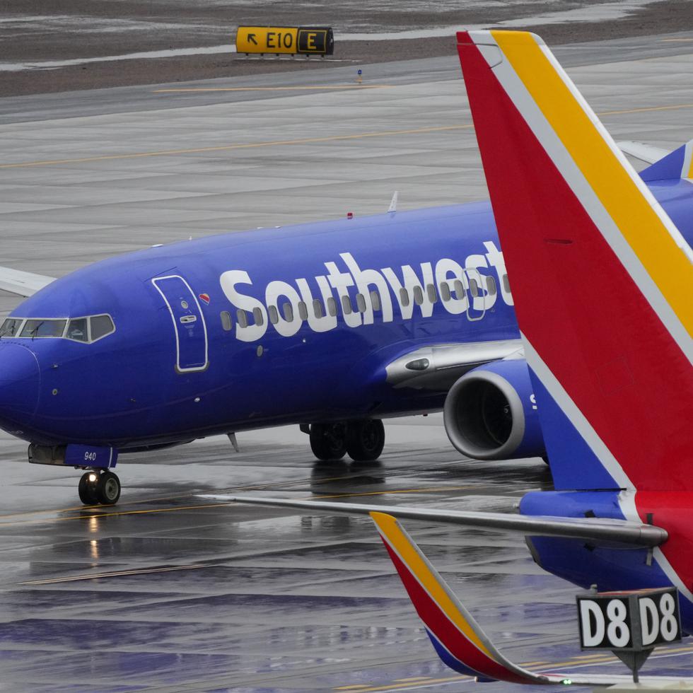 El jueves, Southwest Airlines canceló un vuelo desde Texas después de un informe de un incendio en el motor, por lo cual el incidente del domingo es el segundo en una semana.