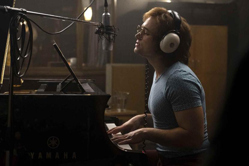 Taron Egerton como Elton John en una escena de la película biográfica "Rocketman". (David Appleby/Paramount Pictures vía AP)