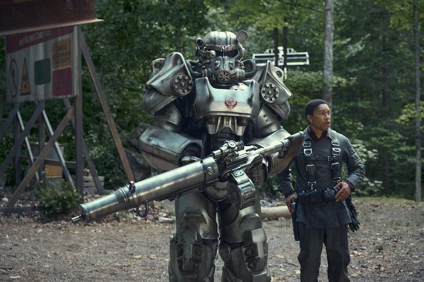 El actor Aaron Moten en una escena de "Fallout" junto a un Power Armor del "Brotherhood of Steel". (Prime Video via AP)