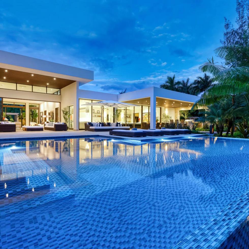 Esta mansión, parte del Ritz-Carlton Reserve en Dorado Beach, es la propiedad residencial con el precio de venta más alto para abril de 2023: $44.95 millones.