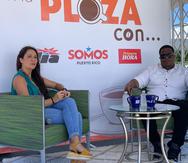 La periodista Mariela Fullana junto a Hiram Abrante en Loiza.