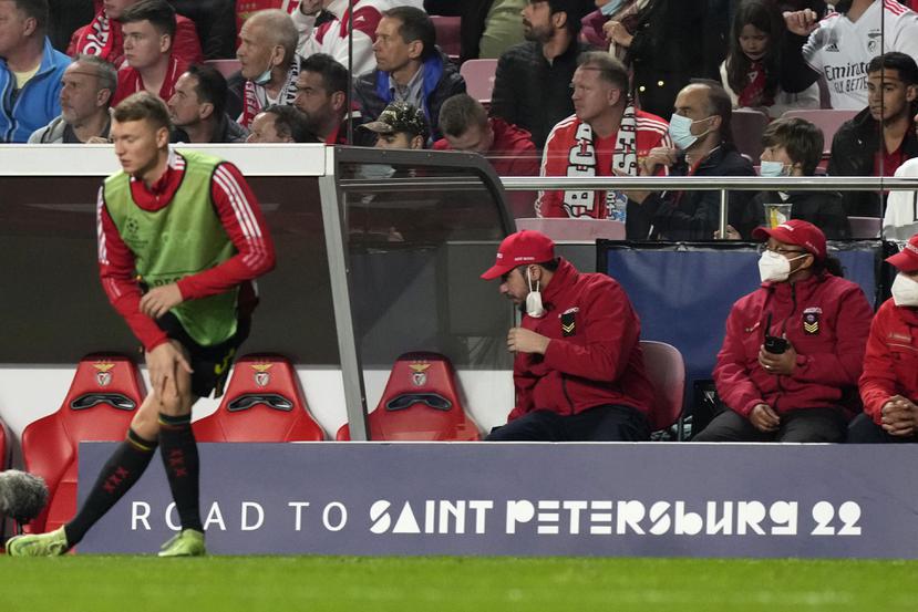 Perr Schuurs, del Ajax's, calentando cerca de una valla con el mensaje 'En ruta a San Petersburgo 22', en obvia referencia a la final de la Liga de Campeones que está programada originalmente para esa sede rusa el 28 de mayo.