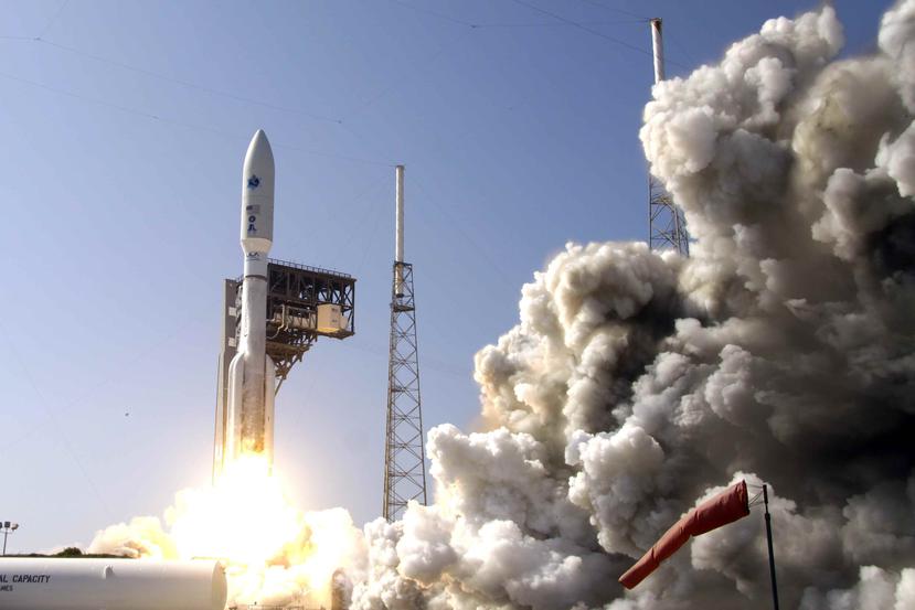 El satélite de aproximadamente 1,000 millones de dólares es el sexto y último de la serie Frecuencia Avanzada Extremadamente Alta del ejército estadounidense. (AP)