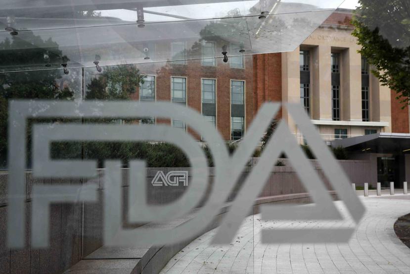 El edificio de la Administración de Alimentos y Medicamentos de Estados Unidos detrás de logotipos de la agencia, en Silver Spring, Maryland. (AP)