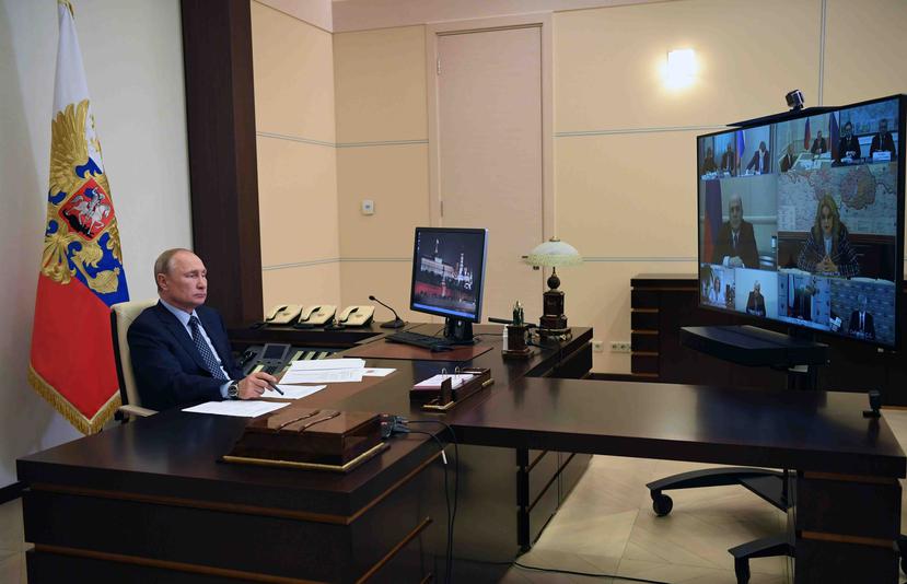 El presidente ruso, Vladimir Putin, asiste a una reunión de gabinete vía teleconferencia en la residencia Novo-Ogaryovo, fuera de Moscú, Rusia, el viernes 22 de mayo de 2020. (AP)