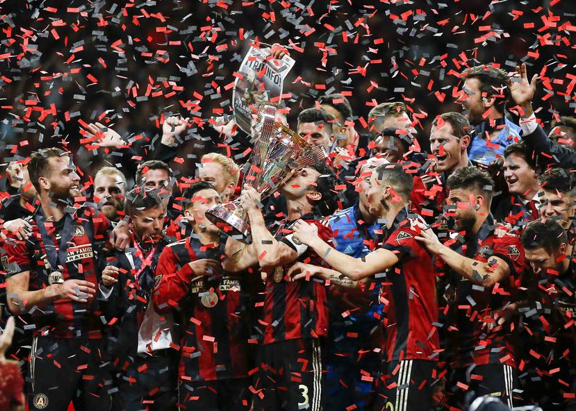 El Altanta United celebra con el trofeo de campeonato de la MLS. (AP)