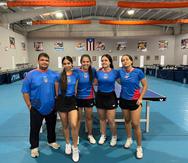 El Equipo de tenis de mesa para San Salvador 2023 con su entrenador Bladimir Díaz. En orden están Melanie y Adriana Díaz, seguidas por Brianna Burgos y Alondra Rodríguez.