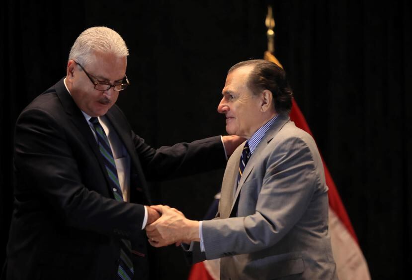 El presidente del Senado, Thomas Rivera Schatz, saluda al exgobernador Rafael Hernández Colón en una actividad celebrada ayer en ese cuerpo.