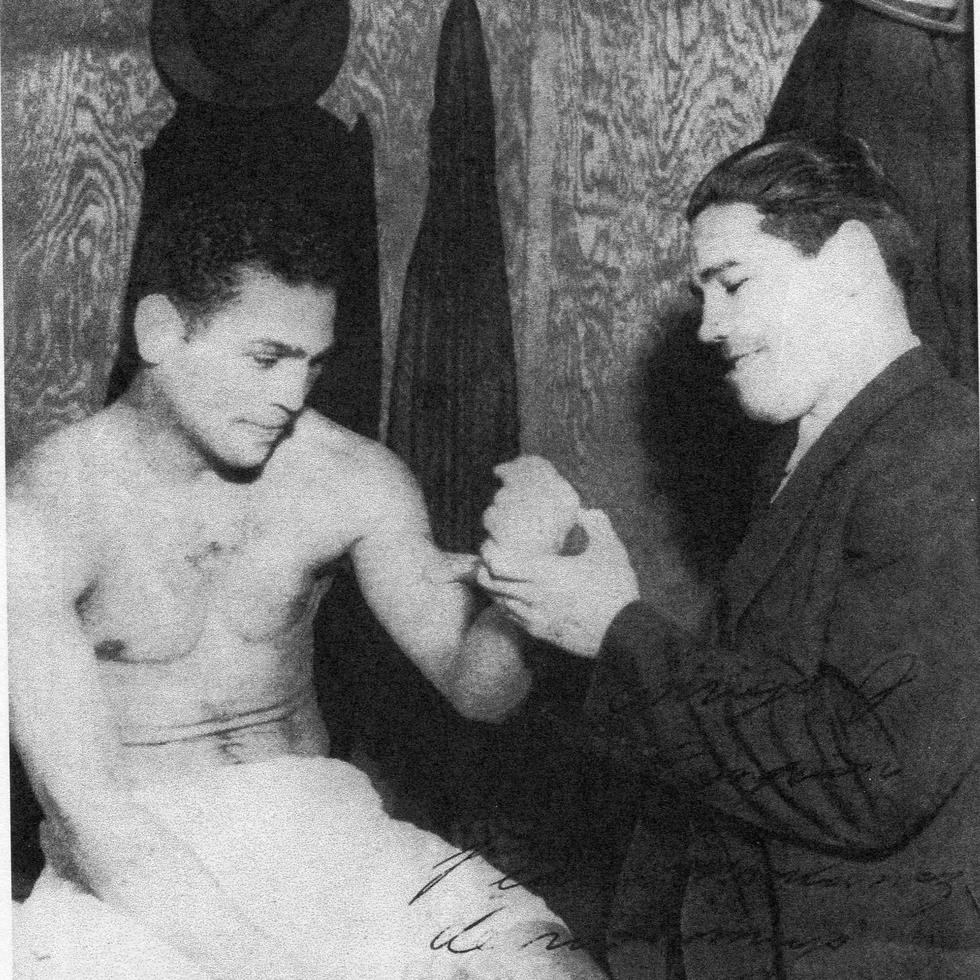 Un amigo de Pedro Montañez le examina al puño durante un campamento de entrenamiento. (Foto cortesía / Libro La Verdadera Historia de Pedro Montañez)