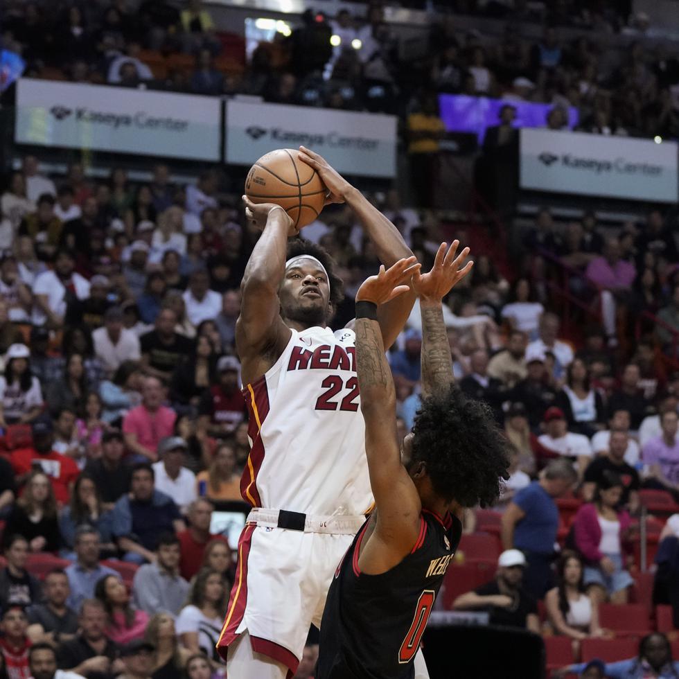 Jimmy Butler, del Heat de Miami, tira al canasto contra los Bulls de Miami.