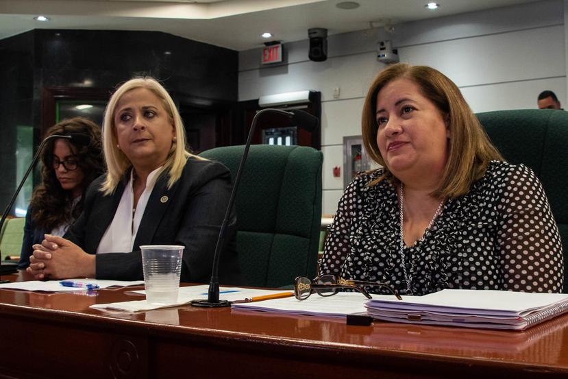 Ángela Dávila, de ASES, y Luz E. Cruz Romero, de Medicaid, comparecieron ayer a una vista pública de la Cámara de Representantes.