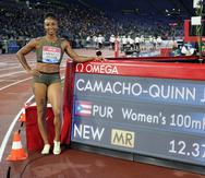 Jasmine Camacho-Quinn posa junto a la pizarra que certifica su tiempo en los 100 metros con vallas del Golden Gala de Roma, de paso el mejor récord del año en el mundo y el mismo que corrió en la final de Tokio 2020 para colgarse el oro.