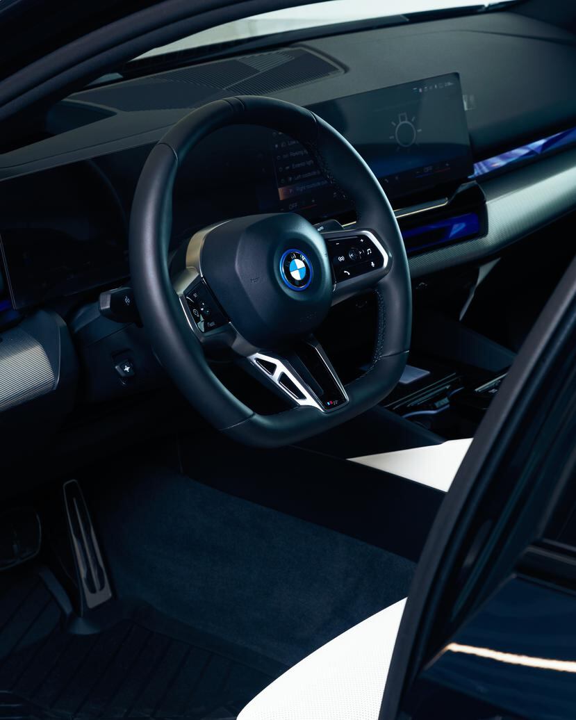 Este vehículo redefine los estándares, ofreciendo una experiencia única a los conductores que buscan la combinación perfecta de elegancia, rendimiento y sostenibilidad.