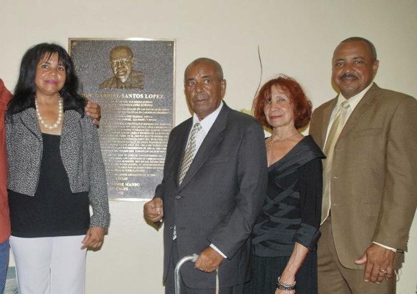 Santos López acompañado por su familia durante la designación de la Casa Alcaldía con su nombre. (Suministrada)