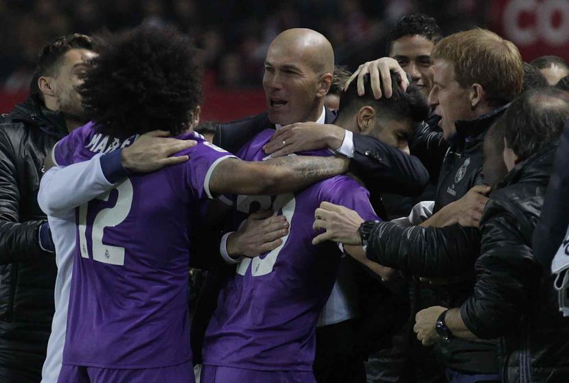 El técnico Zinedine Zidane del Real Madrid celebra con su jugadores tras el gol de Marco Asensio en el partido por la Copa del Rey. (AP)