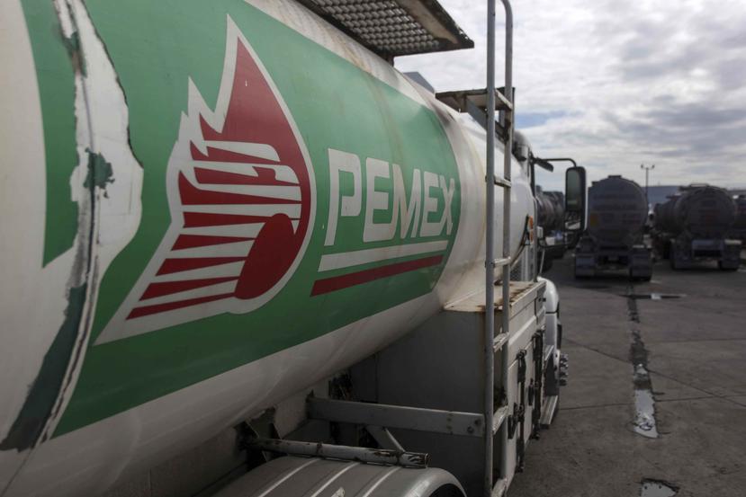 Un camión cisterna espera en la terminal de llenado de Petróleos Mexicanos (Pemex), la petrolera estatal, en el puerto de Veracruz, México, el 30 de diciembre de 2018. (AP /Felix Marquez)