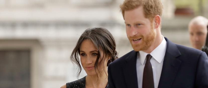 El príncipe Harry junto a su prometida, Meghan Markle. (Foto: AP)