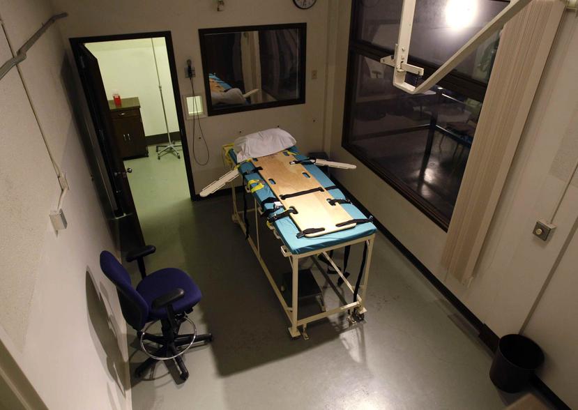 En esta fotografía de archivo del 20 de noviembre de 2018, se ve una cámara de ejecución en la penitenciaría del estado de Washington con la galería de testigos tras el vidrio de la derecha en Walla Walla, Washington. (AP)