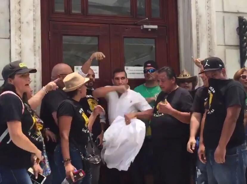 Esta mañana el representante novoprogresista José Luis Rivera Guerra y el líder sindical Julio Vargas se enfrascaron en una pelea a la entrada del anexo de la Cámara de Representantes. (Captura)