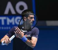 El serbio Novak Djokovic entrena en Melbourne, el jueves 13 de enero de 2022