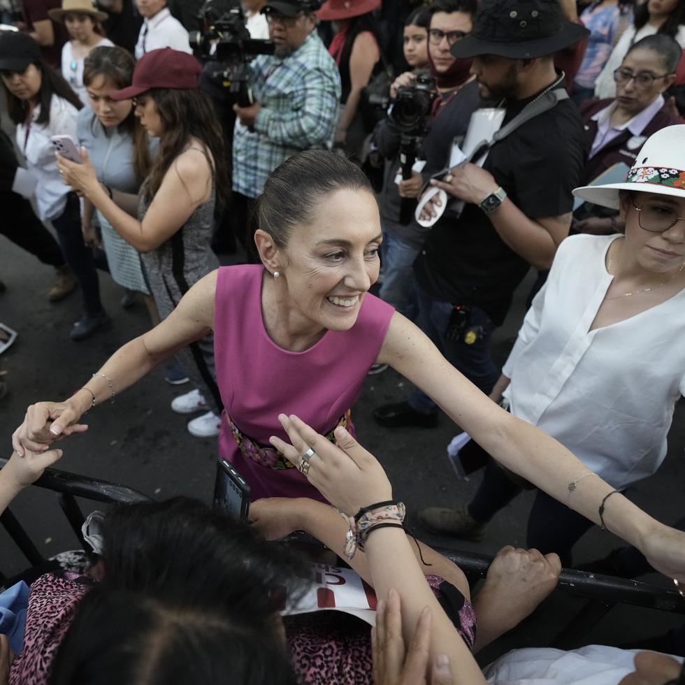 La alcaldesa de Ciudad de México Claudia Sheinbaum saluda a sus seguidores a su salida de un acto de campaña en el monumento a la Revolución en Ciudad de México, el 15 de junio de 2023. Las elecciones están previstas para el 2 de junio de 2024.